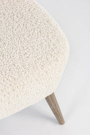 Holz -Vintage -Sessel und Vorhangstoff