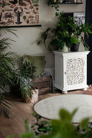 Mobile Credenka 2 Türen zum weißen Alinta -Holz