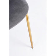 Grauer Samtstuhl mit goldenen Beinen