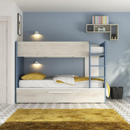 Schlafzimmer mit Etagenbett mit abnehmbarem, weißem Bett, das vervollstanden ist und reversibel blau ist