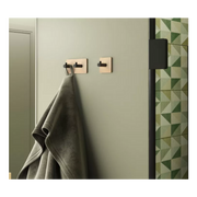 Doppelte Bambus und schwarze Kleiderbügel