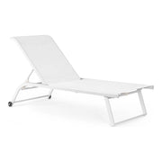 Bett mit weißen Taylor -Rädern