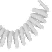 Weißes flexibles Kabel, erweiterbar mit Feder, maximale Länge 150 cm.