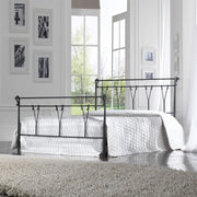 Doppel -Eisenbett mit pastoralen schwarzen Fußstütze 175x216x H116 cm
