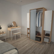 Eichengarderobe mit Türen und Kleiderbügel aus der Kabine oder der Effez -Kammer