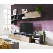 Vittoria hängt 1 Tür und 1 Fach