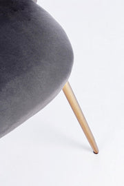 Grauer Samtstuhl mit goldenen Beinen