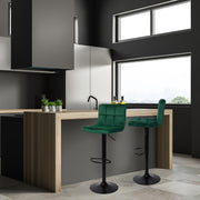 Dunkelgrün verstellbarer Stuhl mit undurchsichtigen schwarzen Beinen