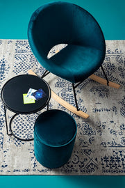 Runde Pouf -Set mit blauem Tisch