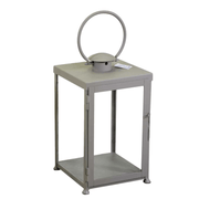 Quadrat, auf dem graue Metalllaterne CM30x30H55/72