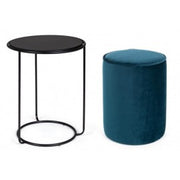 Runde Pouf -Set mit blauem Tisch