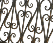 Bordeaux Bank in braunem Außeneisen