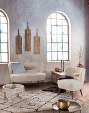 Holz -Vintage -Sessel und Vorhangstoff