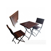 Externer Set -Tisch plus zwei Stühle